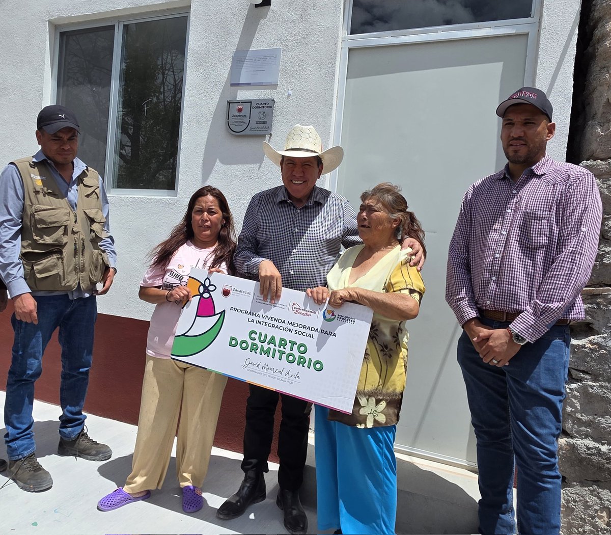 Seduvot_Zac's tweet photo. Hoy el Gobernador @DavidMonrealA hizo entrega de cuartos adicionales en el municipio de Concepción del Oro. 
Ahí estuvieron, en representación de la secretaria Luz Eugenia Pérez Haro, equipo de la #Seduvot. 

¡Estamos trabajando para ti y tu familia! 💚 https://t.co/DGCMPUvVI1