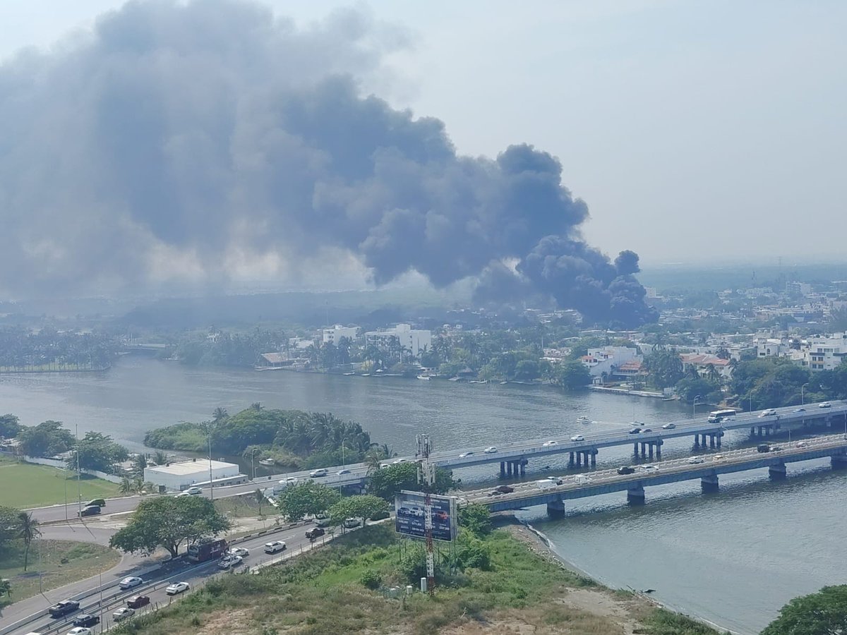 anasilviaquitlm's tweet photo. #ÚLTIMAHORA | Se registra incendio en colonia de Boca del Río, cerca de la Unidad Deportiva Hugo Sánchez https://t.co/1snYxqsWQh