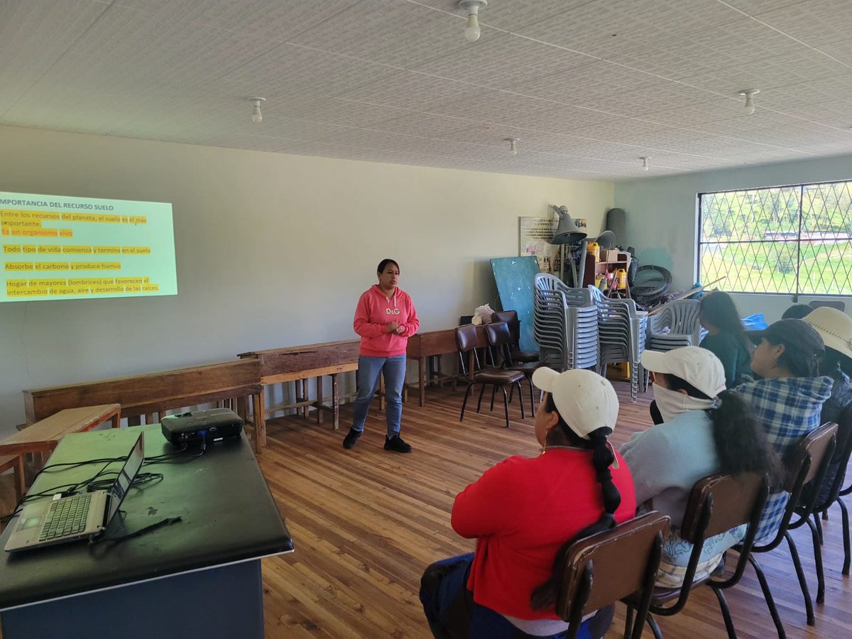 Agricultura_CZ6's tweet photo. #Azuay | En la parroquia Turi brindamos capacitación en manejo y conservación de suelos, así como en manejo y producción de cuyes, junto al Grupo de Emprendimiento Chaguarcorral. 🧑‍🌾 https://t.co/6D4BfvOOMh