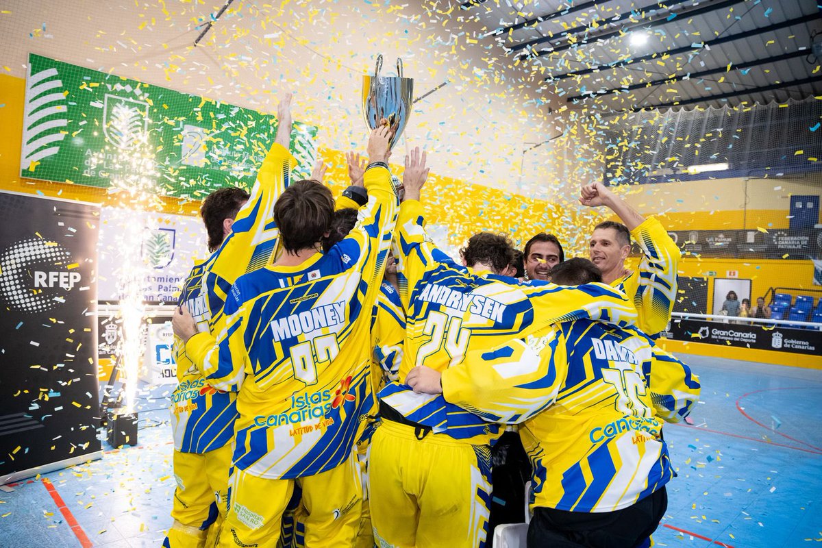 PoliSuarezgc's tweet photo. ¡Una tarde en la que ha vuelto a ganar el #DeporteCanario!

Hoy he tenido la oportunidad de disfrutar del segundo partido de la serie final por el campeonato nacional de Liga Elite de #hockeylínea. Gran victoria para el @clubmolinasport que, con este triunfo, suma así su sexta liga —quinta consecutiva— en un nuevo año para enmarcar. ¡Enhorabuena!

Pero quiero también resaltar la gran temporada del @AronaGuanches, que nos ha permitido vivir una gran fiesta de este deporte con la primera final canaria de la historia. ¡Gracias por hacernos vibrar!