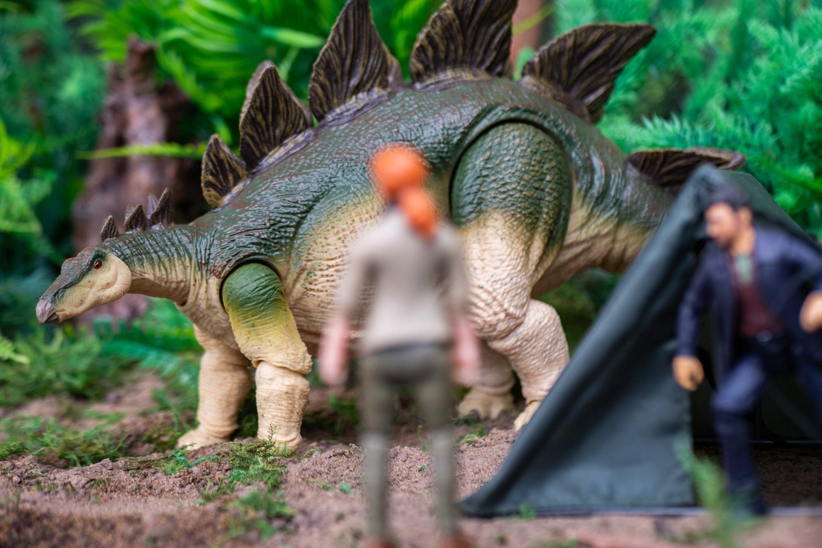 Tom_Jurassic's tweet photo. Sarah Harding and Ian Malcolm awaken after a night stranded on Isla Sorna and discover one of the most beautiful dinosaurs to have ever walked the Earth.

#JurassicPark #JurassicWorld #ToyPhotography https://t.co/eDLlTZJZgS