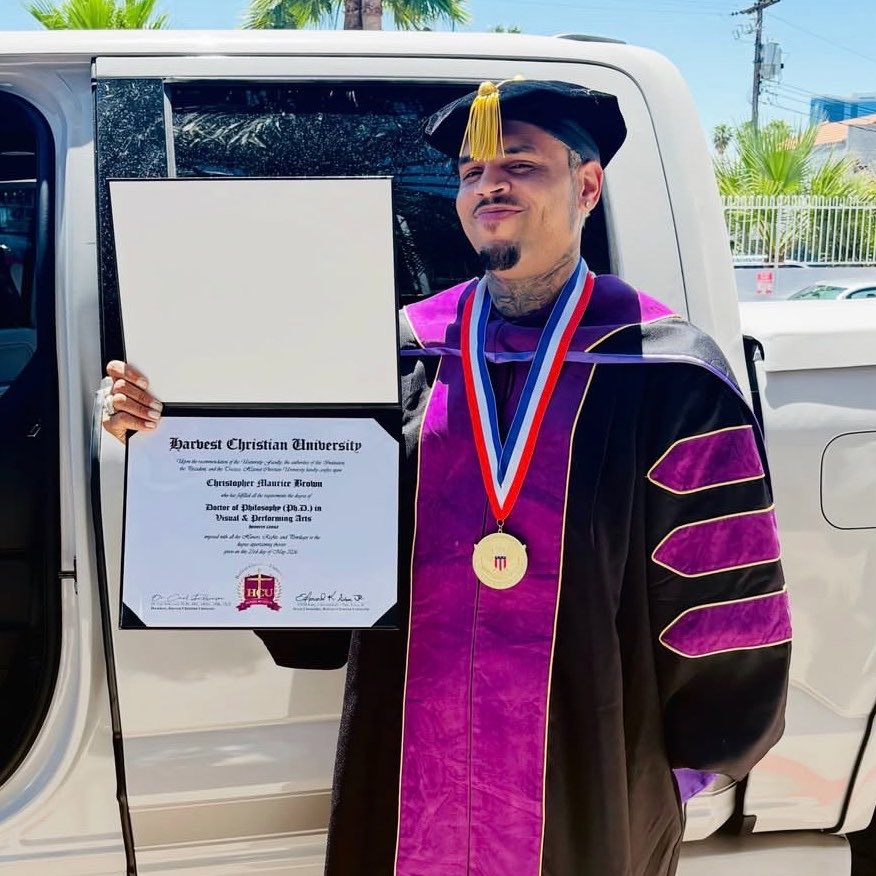 RapMais's tweet photo. Chris Brown é homenageado com título de Doutor Honoris Causa em Artes nos EUA

A honraria acadêmica máxima foi concedida ao artista em reconhecimento ao seu impacto global de mais de duas décadas na música, na dança e nas artes plásticas. https://t.co/UDTRwfr7WC