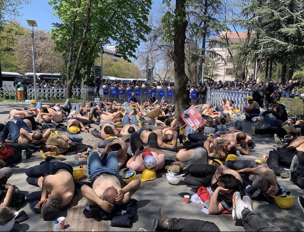 gundemio's tweet photo. Doruk Madencilik işçileri, yeniden direnişe başlayacaklarını duyurdu.

▬ Gerekçe: Söz verildiği halde alacaklarının kalanının yatırılmaması. https://t.co/2pH3VX2AQ0