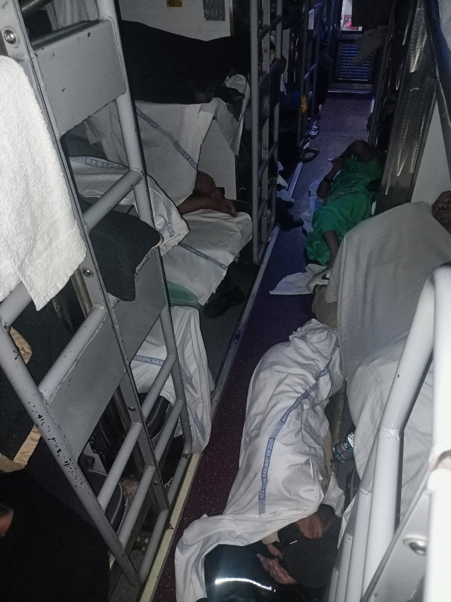 ptrimukhe11's tweet photo. Train 12909 NZM Garib Rath (BDTS→NZM): 20-25+ passengers sleeping on floor &amp; near doors. Washrooms blocked &amp; in terrible condition. SERIOUS SAFETY HAZARD!

@RailMinIndia @IRCTCofficial @PMOIndia @AshwiniVaishnaw @RPF_INDIA

#RailSafety #IndianRailways https://t.co/JyN5QCmGZz