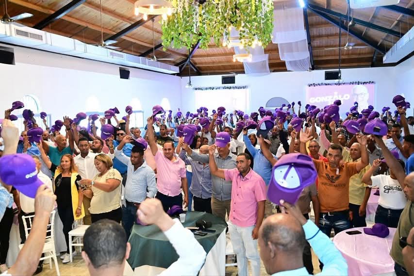 JESULINAMPARO's tweet photo. Parte del pelotón de apoyo a #GonzaloCastillo en el granero del Sur, San Juan!

Cada día que pasa, el corazón del monstruo es más grande. Vamos rumbo a un triunfo arrollador.

#Gonzalo2028 🇩🇴
#EstoyDeVuelta
#vamoarribagonzalo 🇩🇴⭐🇩🇴 https://t.co/FtD2uazE8B