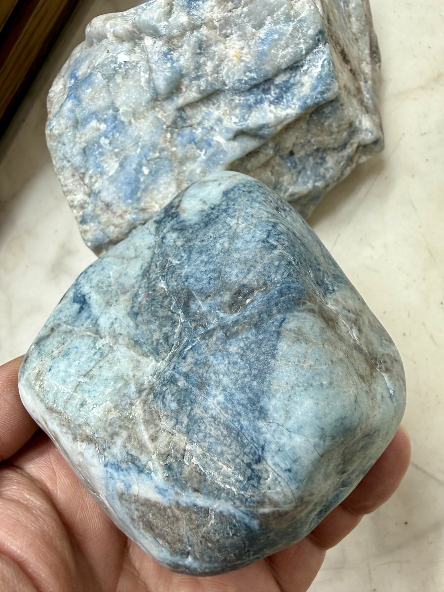 最終価格　鮮やかな青信号色　入りコン沢翡翠78g 糸魚川　ヒスイ　ひすい 今日のヒスイは、 「最も希少な青い翡翠🟦」です‼️😁 青はオンファス
