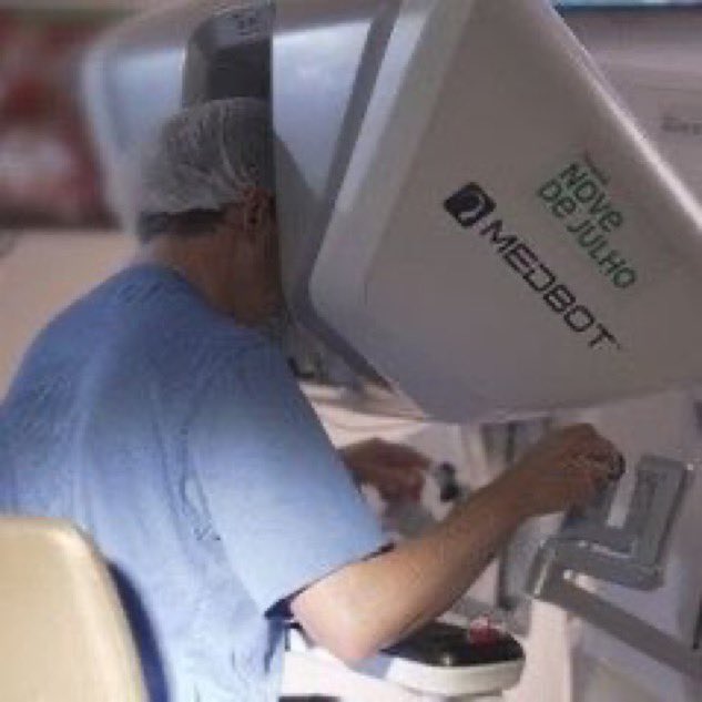 tanik_tr's tweet photo. Brezilyalı bir doktor, telecerrahi robotu kullanarak 19 binden fazla kilometre uzaktaki Porto Alegre’de bir hastayı ameliyat etti. https://t.co/lXba1AJtbz