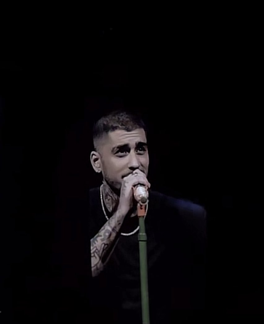 ZaynReport's tweet photo. Zayn singing Sweat at O2 arena in London! 🔥 https://t.co/7SGpyNjbZ1