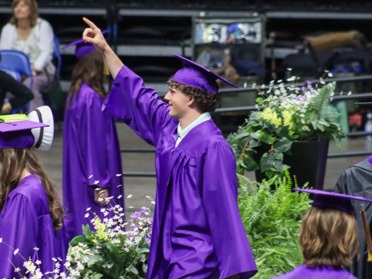 BMOCenter's tweet photo. When one chapter closes, another one opens! These students have bright futures ahead of them! Congratulations to all Harlem and Hononegah High School graduates!🎓🎉 https://t.co/IpVojdUS7S