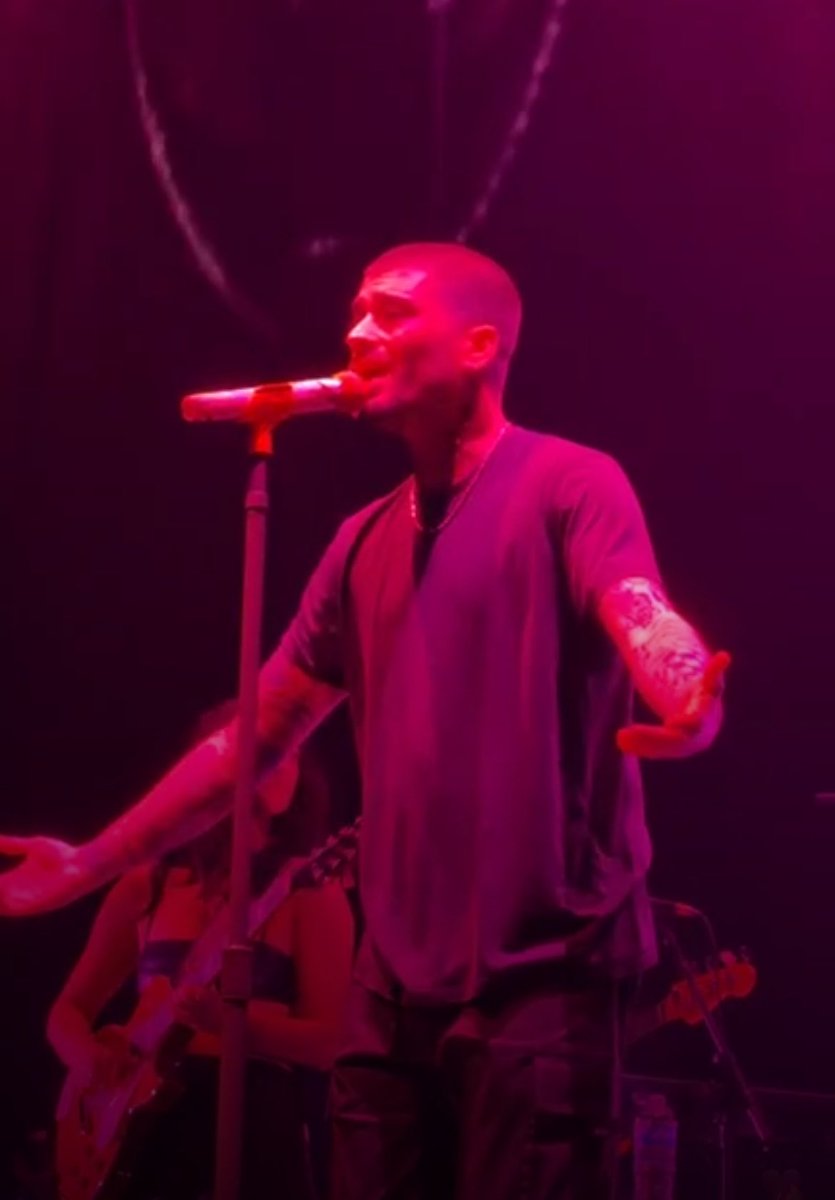 Zquad_Chile's tweet photo. Zayn cantando “Sweat” https://t.co/LdQflAHkRl