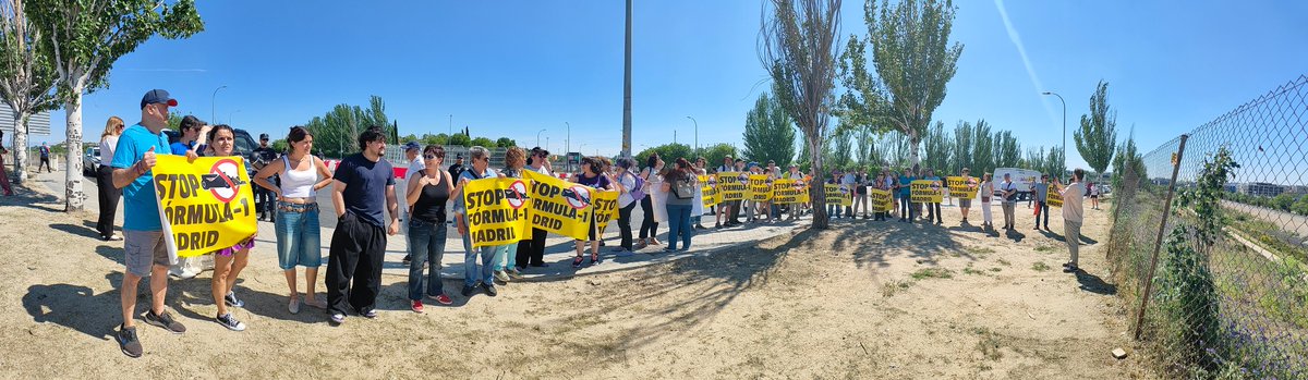 PressRacing's tweet photo. Hoy he asistido a una manifestación en contra de @madring_oficial y la @F1  en la que según he leído por la tarde había "decenas de personas". Como me gusta hacer fotos, he contado los manifestantes que había y añadiendo alguno que sale en la foto, pero que pasaba por allí, no eran 40. Es decir 4 decenas. Había unos 6 policías nacionales y cuatro municipales, para controlar el escaso tráfico. Del barrio afectado por los "inconvenientes insuperables" solo un par de manifestantes se dirigieron de vuelta hacia Las Cárcavas, el resto cruzó a pie la M40, como habían venido, es decir que no eran vecinos del barrio "afectado". Después viendo como van las obras, coincidí con el vecino que organizaba el evento. Estaba mirando la pista enfrente de su chalé y hablando por tf, supongo con algún medio, ya que in situ solo estaba una reportera de @rne y un par haciendo fotos. En todo el vecindario solo hay una casa con carteles de Stop @F1 De los 10.000 vecinos que viven en las cárcavas, barrio próximo al circuito, solo 1 manifiesta su oposición. De los 200.000 vecinos de Hortaleza, 39 se manifestaron, si es que eran todos de Hortaleza y de los 3.5 millones de madrileños 40 en total.  Las imágenes no engañan.