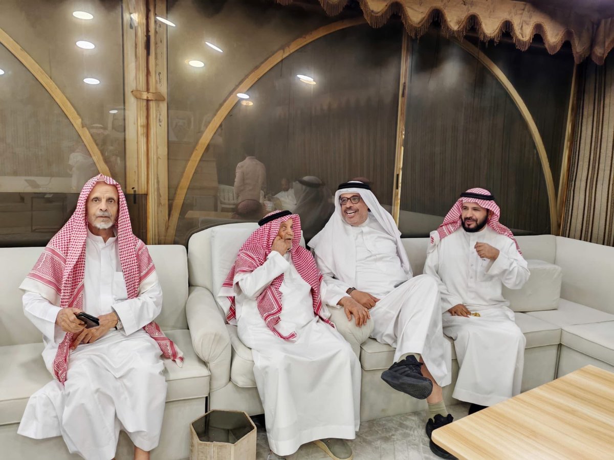 tamimi3035's tweet photo. في ليلةٍ استثنائية، امتزج فيها عبق التاريخ بنبض الإعلام، وتجلّت ملامح التراث، واستُحضرت ذكريات الماضي الجميل، وزادها الشعر بهاءً وعذوبة… اجتمعنا في منزل ابن العم الشيخ: علي بن محمد بن علي السلامة، في الخبراء، بمنطقة القصيم،بدعوة كريمة من نجله عبدالله، وبحضور نخبة من الإعلاميين والأصدقاء، إلى جانب عدد من أهالي الخبراء.

كانت ليلةً من أجمل الليالي، ليس بتكلّفها، بل ببساطتها وعفويتها التي لامست القلوب. سادها جوٌّ من الاحترام المتبادل، والود الصادق، والتقدير الذي انعكس في كل تفاصيل اللقاء. 
كان لمضيفنا (أبو محمد)حضورٌ لافت، بروحه الطيبة وتفاعله الجميل مع أطروحات الحضور، حيث كان لذلك الأثر الكبير في تنوع الأحاديث بين الثقافة والإعلام، والتنقل بين ذكريات الماضي وروائع الشعر.

تداولنا الحديث بشغف، وتبادلنا القصص والمواقف، وكأن الزمن عاد بنا إلى أيامٍ كان فيها اللقاء قيمة، والكلمة موقف، والقصيدة إحساسًا صادقًا يُلامس الوجدان.

مثل هذه اللقاءات لا تُقاس بطولها، بل بعمق أثرها، ولا بعدد الحضور، بل بما تتركه في النفس من دفءٍ وذكرياتٍ لا تُنسى.

شكرًا بحجم السماء والأرض لمستضيفنا الكريم على هذه الدعوة المباركة، وعلى هذا الكرم الذي ليس بغريبٍ عليه، سائلين الله أن يديم مثل هذه المجالس العامرة بالمحبة والأصالة، وأن يجمعنا دائمًا على الخير.
#الخبراء #بني_تميم #السلامة #القصيم