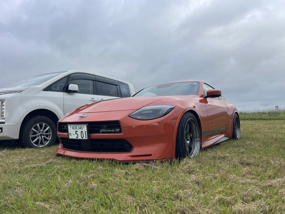 Yo1Rz34's tweet photo. 草刈りZ
基地潜入完了😆
#RZ34 #フェアレディZ #432オレンジ
#RAYS #SPEEDFORME #美保基地航空祭 https://t.co/ZyaWkbJR0E