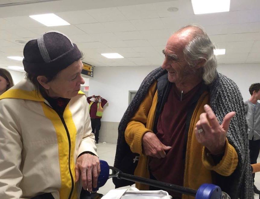 mnlolle's tweet photo. Fa deu anys Pau Riba li tocaba la guitarra invisible a Laurie Anderson mentre esperaven les maletes a l'aeroport JFK https://t.co/GaILxWGjSj