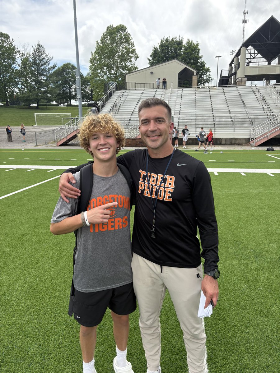 graysonnjohnson's tweet photo. Building valuable relationships, one camp at a time!! 💪🏼

@LMHSCoachPorter @DGentry_14 @CaseTheCoach @CalebCorrill @CoachKellerGC @JohnPerin https://t.co/fal06seJRx