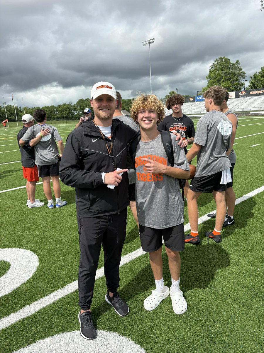 graysonnjohnson's tweet photo. Building valuable relationships, one camp at a time!! 💪🏼

@LMHSCoachPorter @DGentry_14 @CaseTheCoach @CalebCorrill @CoachKellerGC @JohnPerin https://t.co/fal06seJRx