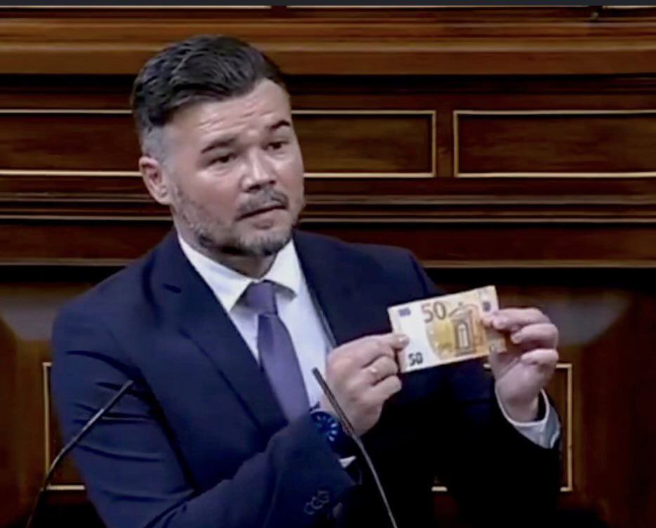 republicviatger's tweet photo. ❌ Quan @gabrielrufian va dir que aquesta era la bandera d’alguns diputats, no anava tan desencaminat.

Només es va equivocar de diana: ha quedat demostrat que aquesta és la bandera dels seus amics del PSOE. https://t.co/6OMnZRHf7y