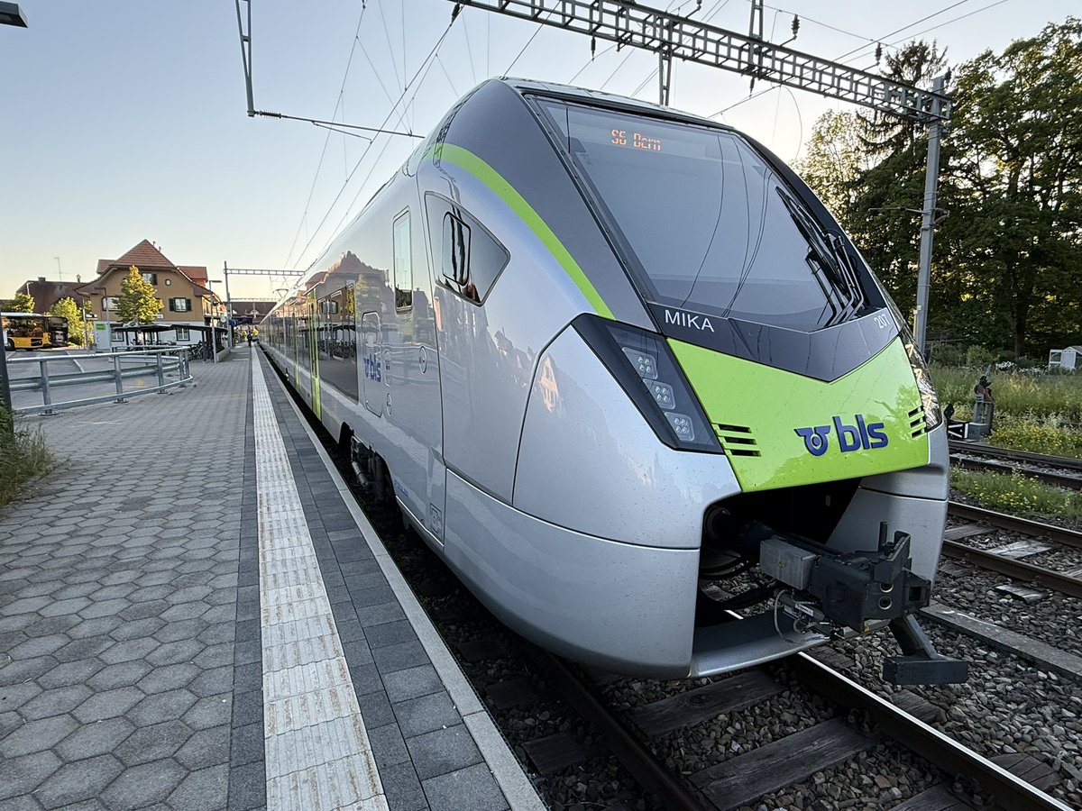 matzelokf's tweet photo. Tag 1 von 6, zusätzlich arbeiten damit die Züge fahren. Zuerst IR nach Olten, nach der kleinen Pause ging es nach Schwarzenburg und dann den Mika in der Abstellanlage Bümpliz Süd abstellen und dann nach der kleinen Pause noch einmal S4 nach Langnau. #BLSAG https://t.co/ZNZafFxjxL