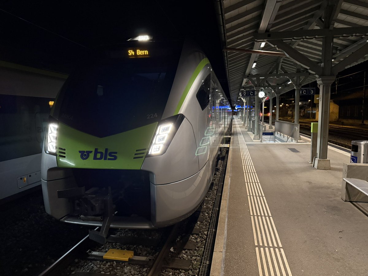 matzelokf's tweet photo. Tag 1 von 6, zusätzlich arbeiten damit die Züge fahren. Zuerst IR nach Olten, nach der kleinen Pause ging es nach Schwarzenburg und dann den Mika in der Abstellanlage Bümpliz Süd abstellen und dann nach der kleinen Pause noch einmal S4 nach Langnau. #BLSAG https://t.co/ZNZafFxjxL