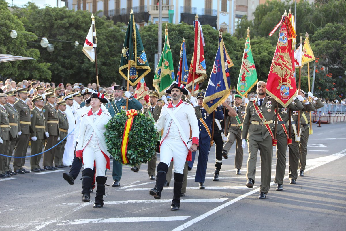 MCANA_ET's tweet photo. ¡Buenas noches 🌙! Terminamos el #DIFAS26 con el solemme acto de arríado de Bandera 🇪🇦 en la santacrucera Avenida Marítima, que hemos compartido junto a la sociedad canaria 🇮🇨
@MCANA_ET
@Armada_esp 
@EjercitoAire 
@UMEgob
@guardiacivil https://t.co/sz3a6O95dn