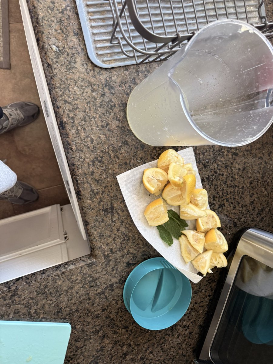 Rockyoople's tweet photo. Some lemons hate to see a mf like me coming https://t.co/1wZzJsapNu