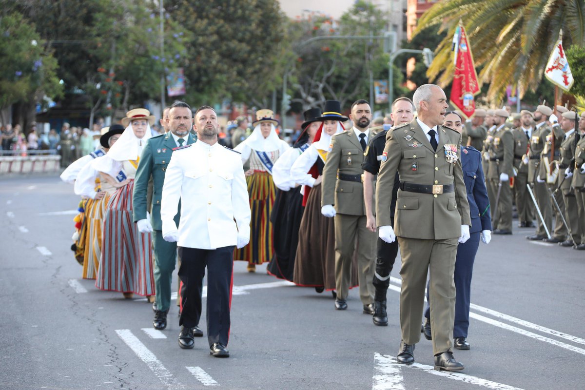MCANA_ET's tweet photo. ¡Buenas noches 🌙! Terminamos el #DIFAS26 con el solemme acto de arríado de Bandera 🇪🇦 en la santacrucera Avenida Marítima, que hemos compartido junto a la sociedad canaria 🇮🇨
@MCANA_ET
@Armada_esp 
@EjercitoAire 
@UMEgob
@guardiacivil https://t.co/sz3a6O95dn