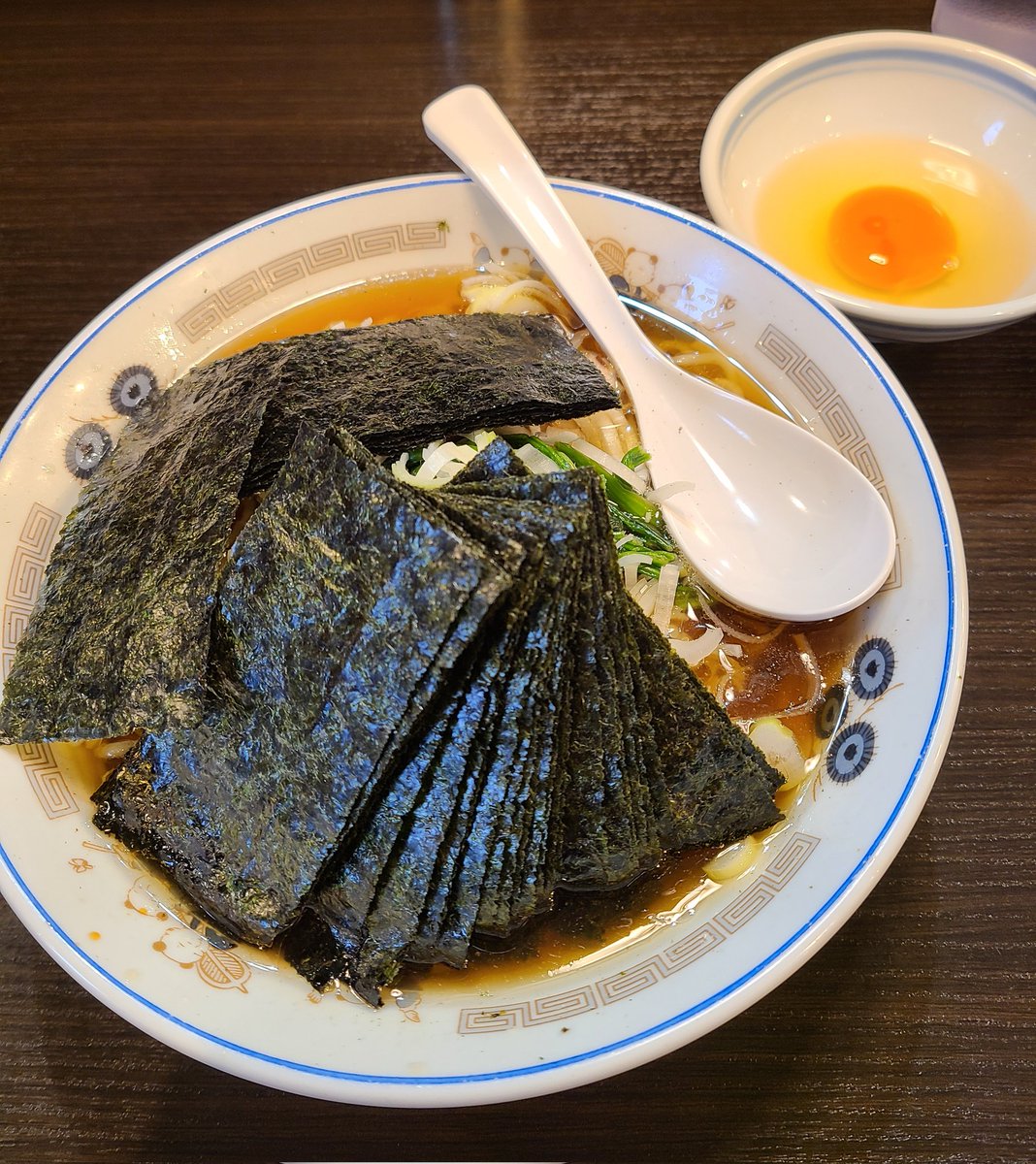 ultimate_sktn's tweet photo. えーちゃん食堂@目黒
本日純正スープの日。海苔トッピングであふれんばかりの海苔とともに頂く一杯！今日もなまたまごのすきやきぐいがうまい！
#ラーメン https://t.co/dz0rYzpsIw