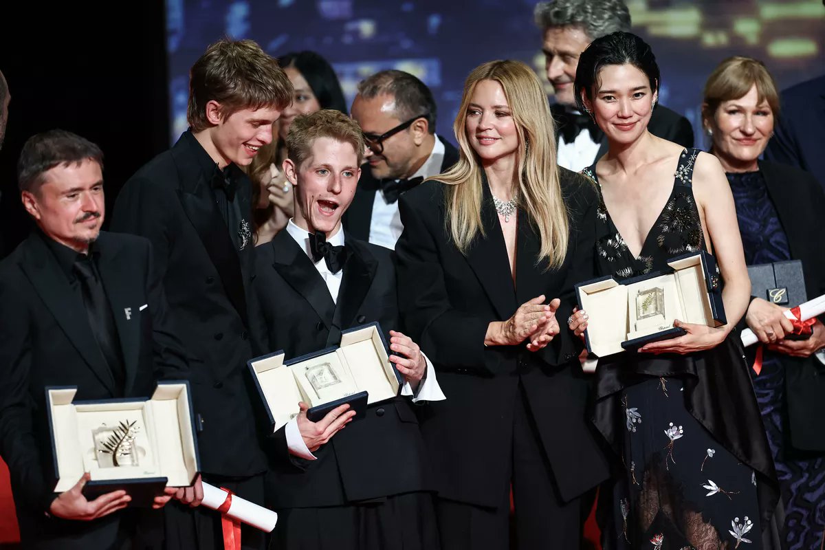 catherinepegard's tweet photo. Infiniment fière. L'industrie du cinéma français derrière la totalité des 10 films récompensés au @Festival_Cannes. https://t.co/DhF4w5qL6P