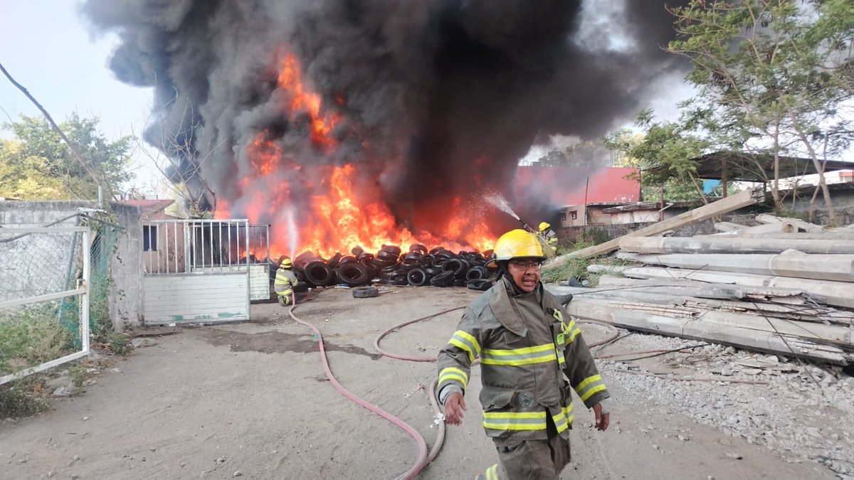 _BocadelRio's tweet photo. Corporaciones de emergencia y elementos de Bomberos conurbados atienden desde el primer momento el incendio que se registra en una de las áreas de limpia pública, sin que ello represente riesgo alguno para la población  

No se reportan personas lesionadas, sólo daños materiales. https://t.co/77aDAPVjb9