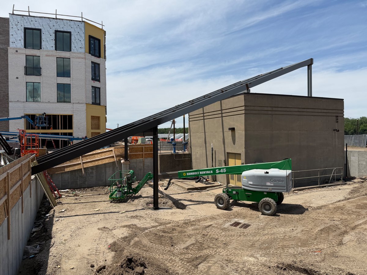 TheKCPulse's tweet photo. Current Landing Phase 1 update.

Brick is surrounding the store fronts in the "River's Edge" building now.

The structure that'll conceal the pumping station has started to rise. https://t.co/Vqa76aaaO6
