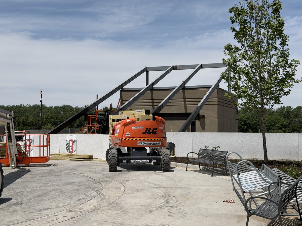 TheKCPulse's tweet photo. Current Landing Phase 1 update.

Brick is surrounding the store fronts in the "River's Edge" building now.

The structure that'll conceal the pumping station has started to rise. https://t.co/Vqa76aaaO6