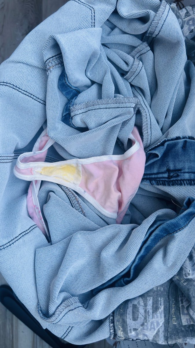 Novaxte6's tweet photo. Que opinan de la tanga que encontré en el sesto de la ropa sucia de mi tía mmmmmm olía y sabía a pura panocha 🤤
En ese perro culote que tiene mi tía debe desaparecer entre sus nalgas tan pequeña tanguita https://t.co/9ALJ98wUlm