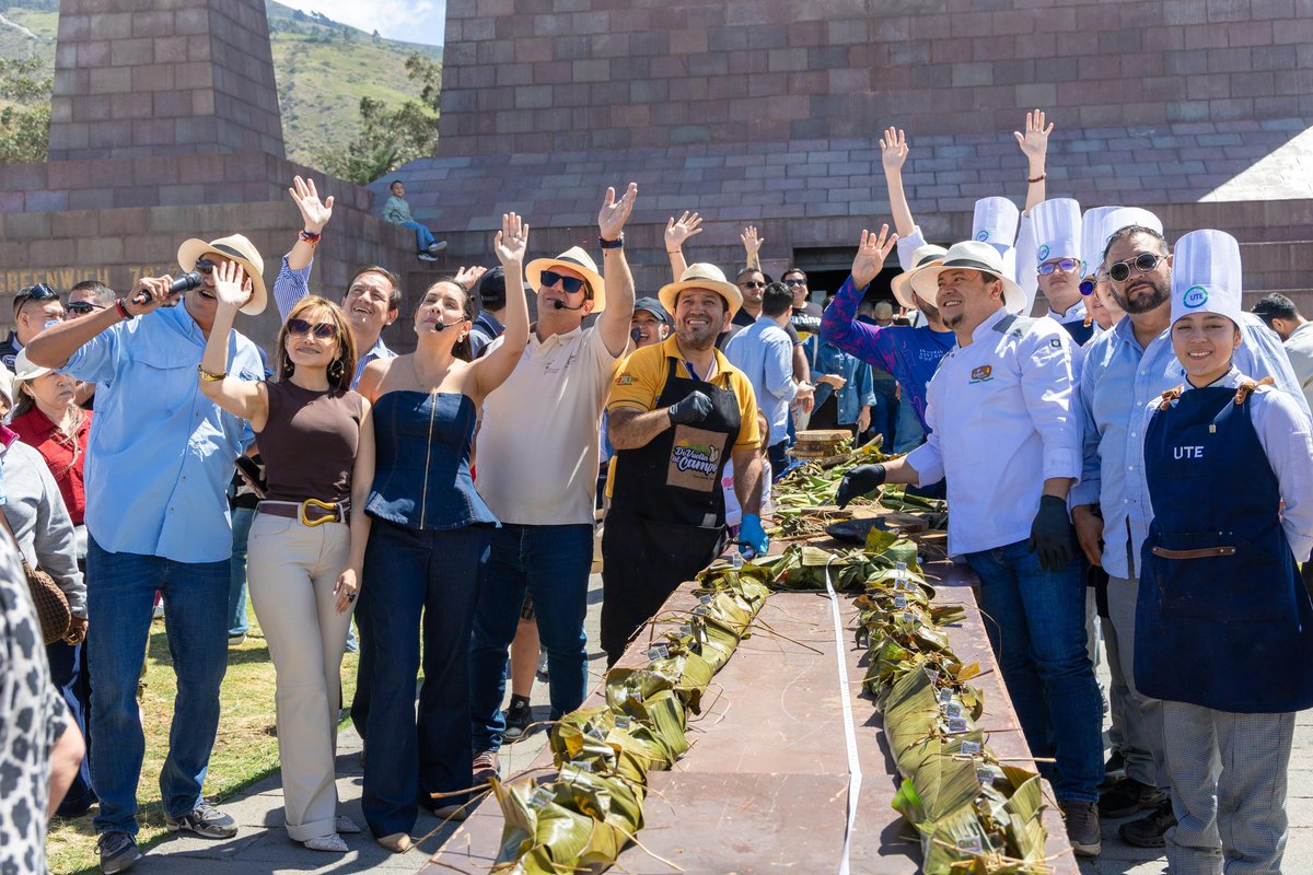 Leoorlandoa's tweet photo. ¡La Mitad del Mundo sabe a Manabí! 

Hoy hicimos historia con la tonga más grande del mundo: 52 metros de tradición, identidad y amor por nuestra tierra. Un homenaje a uno de los sabores más auténticos de Manabí, elaborado con el corazón de nuestros cocineros manabitas y el valioso apoyo de los estudiantes de la Escuela de Gastronomía de la Universidad UTE.

Cada hoja, cada ingrediente y cada receta compartida nos recuerdan que nuestra gastronomía no solo alimenta, sino que une, emociona y representa el orgullo de todo un pueblo.

Hoy el Ecuador y el mundo son testigos de por qué Manabí es el sabor del mundo 🙌🏼