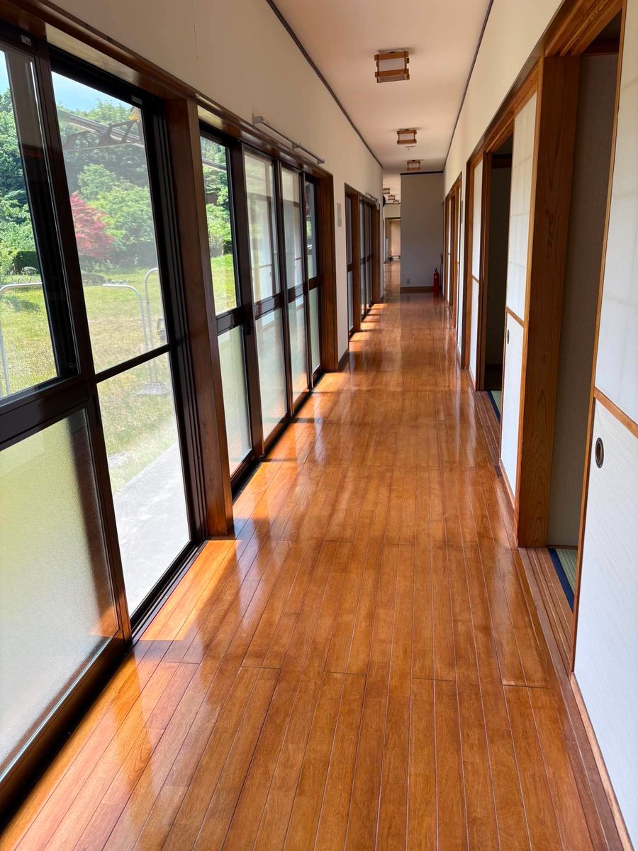 e_naikan's tweet photo. 廊下のカーペットを片付けて、研修所が夏仕様になりました🌿
田んぼにも水が入り、窓を開けると心地よい風が通り抜けています。
光と風、鳥の声に包まれながら、静かな時間が流れています✨

北陸内観研修所
https://t.co/90eBjrnLCI

#北陸内観研修所
#内観法
#集中内観
#心を整える
#夏 https://t.co/aUFkOTps2t