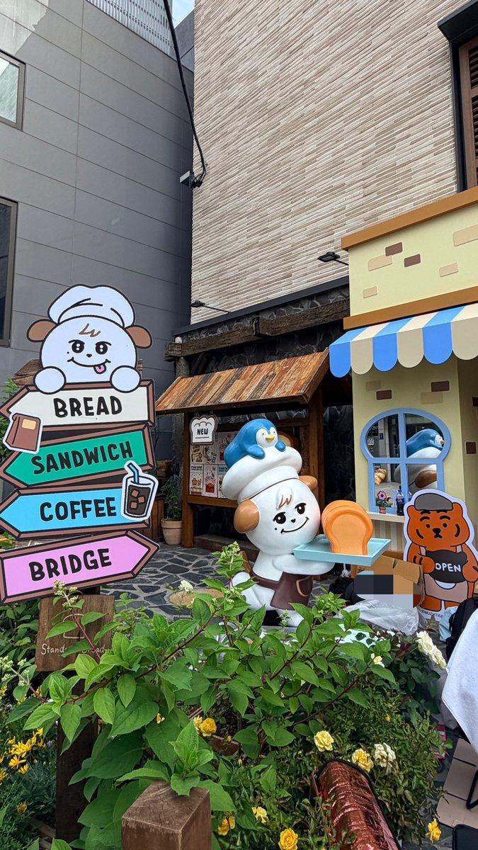 on_ossy's tweet photo. キュメポップアップ、6時過ぎに到着したら150人くらい？並んでたー
入口から本当に可愛い🐶✨️
#규매 https://t.co/Yxlj83lPh8