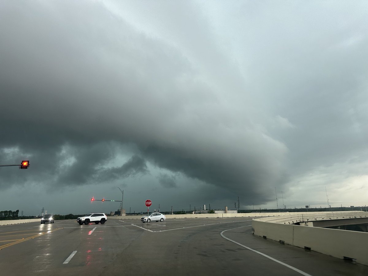 BobPackWX's tweet photo. At least I was out here, all by my shelf! https://t.co/rehbJGNT4g