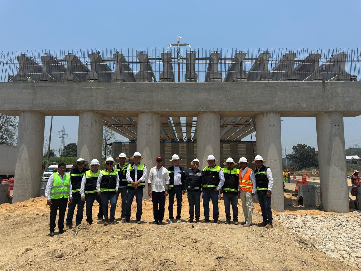 SICTmx's tweet photo. Transformamos a Tabasco con #MásYMejoresCarreteras ⛏️👷

El secretario de Infraestructura, Comunicaciones y Transportes, Jesús Esteva Medina, en compañía del personal del @CentroSICTTab, supervisó la modernización de la Carretera Villahermosa-Francisco Escárcega. Este tramo en Macuspana conecta a los estados de Tabasco y Campeche, lo que ayudará a agilizar los trayectos e impulsará el desarrollo económico de la región. 🛣️🚑🚛
