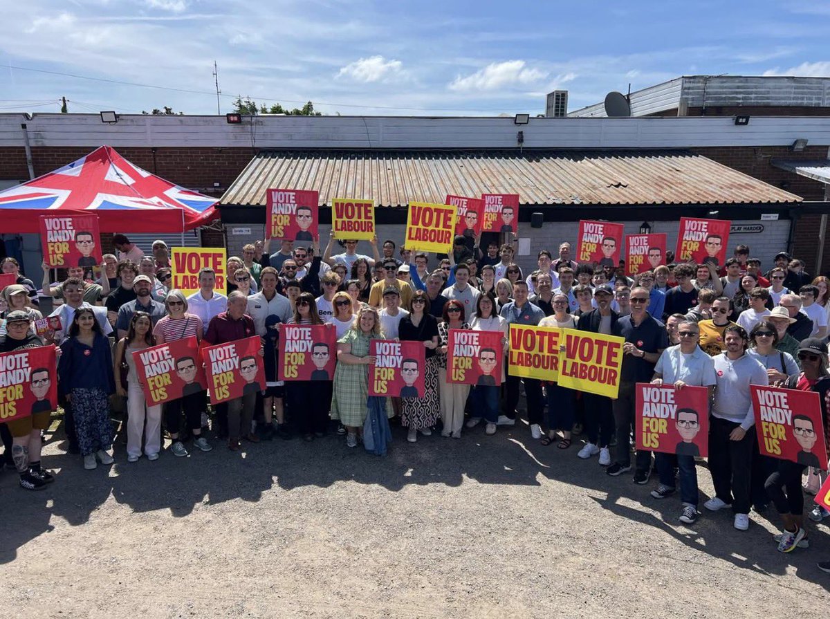 RyanThomas_Q's tweet photo. Great to be out with some familiar faces in Makerfield today, including (but not limited to!):

@PaulJSweeney, @JoeJFagan, @LucyMPowell &amp; @AJogee 

Great to see the King of the North @AndyBurnhamGM too! We’re all behind you Andy!! #ForUs https://t.co/foyozzj6H0