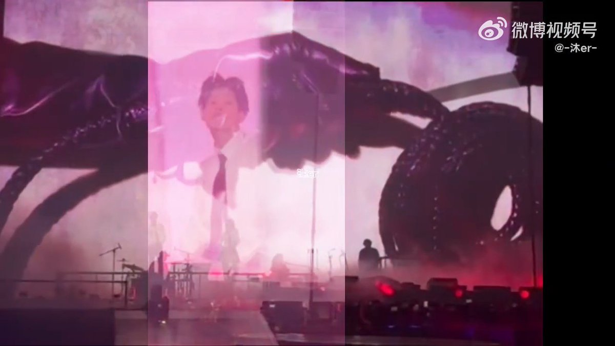 shining1005's tweet photo. The backdrop video for XingQiu's Sexy Back performance was WILD. No wonder you've to be 18yo to come to this con, it screamed bd/sm! The bond/age??? The whip?? The CEO and his highschool bf trope???

#DESIRE4TEBinBKKDAY1 
#XingQiu #XYQQJ #星邱 https://t.co/n6TFQAVUW3