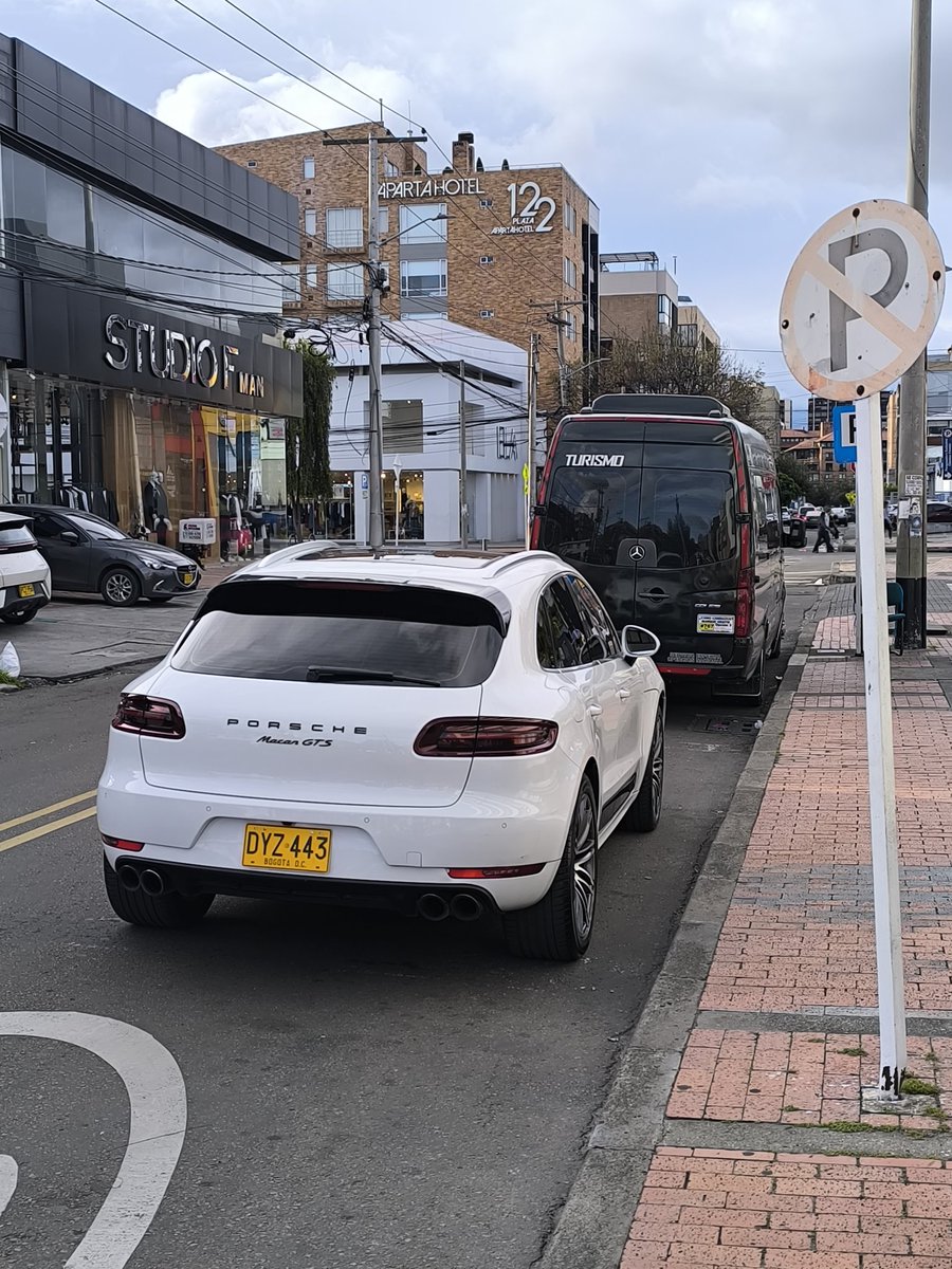 papoaminCD's tweet photo. Bonita la camioneta Porsche, pero eso no le da derecho a dejarla tirada en medio de la carrera 15A con 122 y en toda la señal de prohibido estacionar.

Los mal parqueados son un mal para Bogotá @SectorMovilidad. 

👇🏼 https://t.co/cwLZaTWayp
