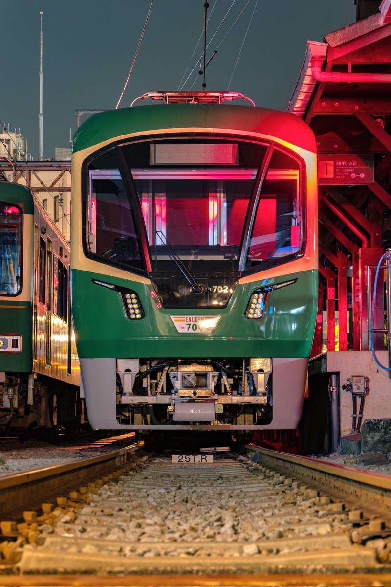 YY_Train_Labo's tweet photo. 2026.05.23　②
江ノ電 闇鉄

EER 700形 ( Type 700 Debut )
702F (702-752) + 701F (701-751)

EER 1000形
1501F (1501-1551) + 1502F (1502 + 1552)

江ノ電 江ノ島駅　停泊

新型車両700形デビュー記念のヘッドマーク掲出は、2026年05月26日に終了します。
#江ノ電 https://t.co/gwMdegg0DQ