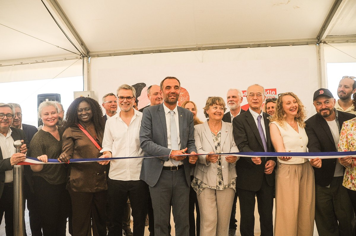 MDAM34's tweet photo. Inauguration de la comédie du livre au Peyrou #culture #livre https://t.co/i29R7IWq1V