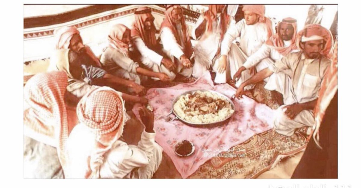 majed_almhl's tweet photo. ١١ رجال على صحن واحد، مقاسه أصغر بمراحل من صحون اليوم، ومازال فيه متسع ومكان

صورة تستحق التأمل https://t.co/HL4MsK6JRR