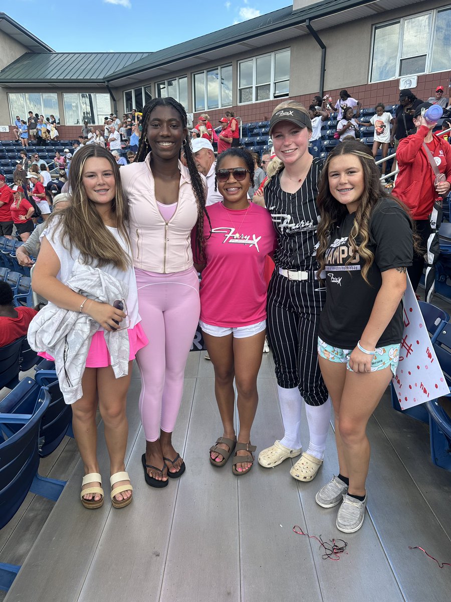 FPXHigdonCarr's tweet photo. Our girls love to support each other! Today @ahmad_jr_xahara was playing for a State Championship and her #FPX sisters showed up to support her! She hit homerun #14 of the season too! @Jaeda_Rocks @AddiS_2028 @AdriannaR2028 @grassmonkey6 @CalieahR2028 https://t.co/qInfxMgsqs