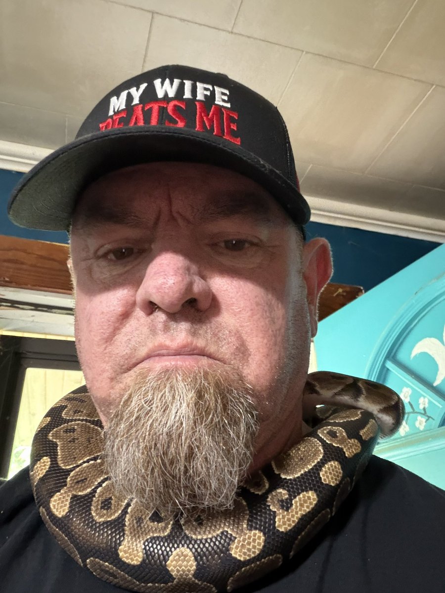rynohog's tweet photo. Eve gives great hugs https://t.co/Atni6ejqap