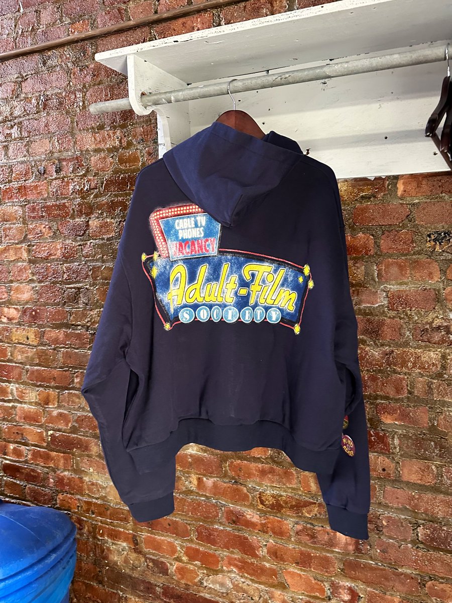 arrayanesrhir's tweet photo. this hoodie smells like motel air conditioning and cigarettes https://t.co/ScOCnZkxtE