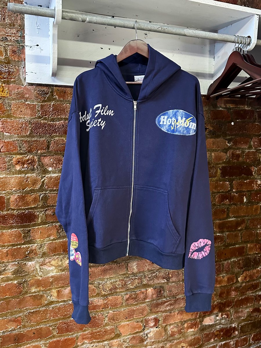 arrayanesrhir's tweet photo. this hoodie smells like motel air conditioning and cigarettes https://t.co/ScOCnZkxtE