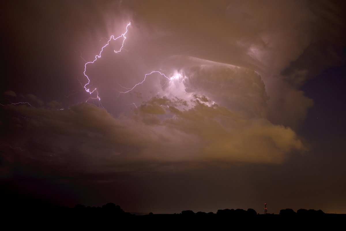 gdvictorm's tweet photo. La Supercélula anticiclónica que ha rozado Valladolid por el norte, sin afectarla directamente.

Se aprecia perfectamente el mesociclón con fuerte actividad eléctrica nube-nube y base libre de precipitación. Se ha mantenido activa algo más de 1 hora antes de perder su estructura. https://t.co/cNKozoOFDX