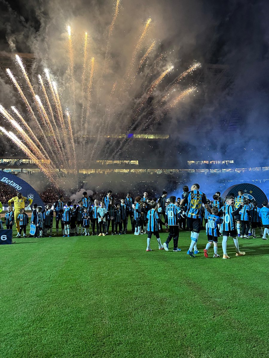 Gremio's tweet photo. Grêmio em campo! Dá-lhe, dá-lhe!
🇪🇪 #GRExSAN #Brasileirão2026 https://t.co/PNSfbdLnCc