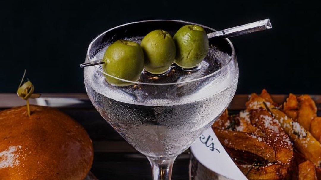 DigestMiami's tweet photo. From Brickell rooftops to Fort Lauderdale waterfront lounges, these South Florida happy hours are worth planning your evening around. 🍸✨  

Explore the full roundup now at https://t.co/V4hLtkzcHQ https://t.co/RNJtn8JgTS